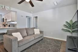Fenced in w/ Jacuzzi Close to Siesta Key Bridge