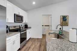 Oasis W/ Heated Salt Water Pool & Screen In Patio!