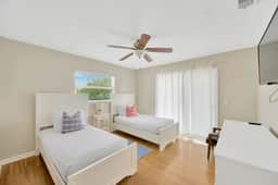 Waterfront Siesta Key Home l w/ pool, hot tub, mini putt, bikes & mins to beach