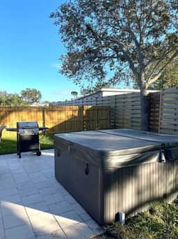 Fully Fenced w/ Hot tub near Siesta Key Bridge!