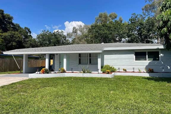 Fenced in w/ Jacuzzi Close to Siesta Key Bridge