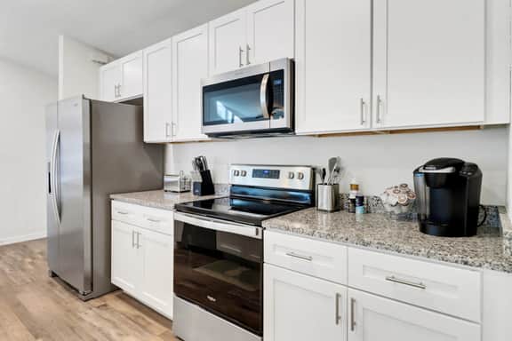 Oasis W/ Heated Salt Water Pool & Screen In Patio!