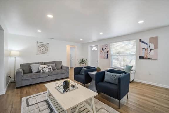 Spacious home w/ Heated Pool 3 miles from IMG!