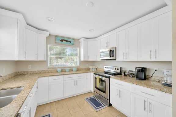 Waterfront Siesta Key Home l w/ pool, hot tub, mini putt, bikes & mins to beach