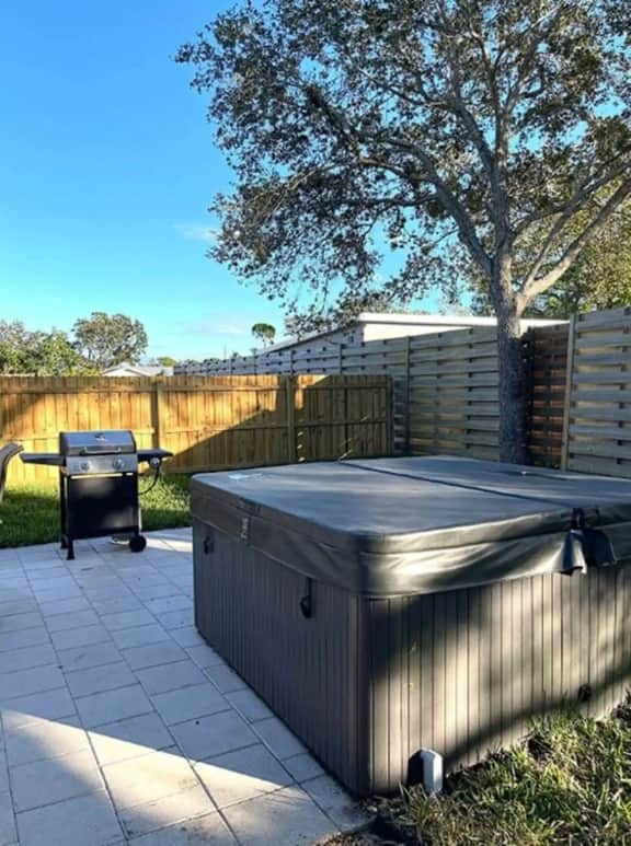 Fully Fenced w/ Hot tub near Siesta Key Bridge!