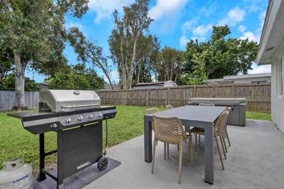 Fenced in w/ Jacuzzi Close to Siesta Key Bridge - Image 4