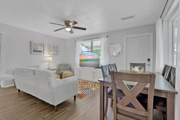 Fenced in w/ Jacuzzi Close to Siesta Key Bridge - Image 3