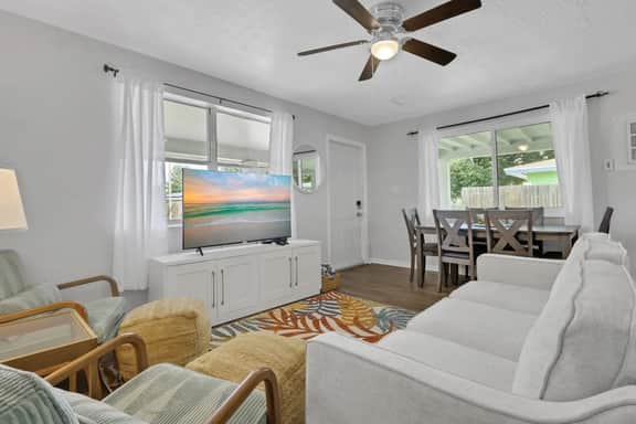 Fenced in w/ Jacuzzi Close to Siesta Key Bridge - Image 2
