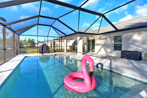 Oasis W/ Heated Salt Water Pool & Screen In Patio!