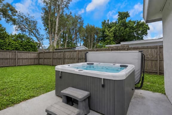 Fenced in w/ Jacuzzi Close to Siesta Key Bridge - Image 1